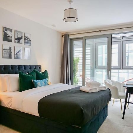Stylish Urban Sanctuary With Parking Daire Londra Dış mekan fotoğraf