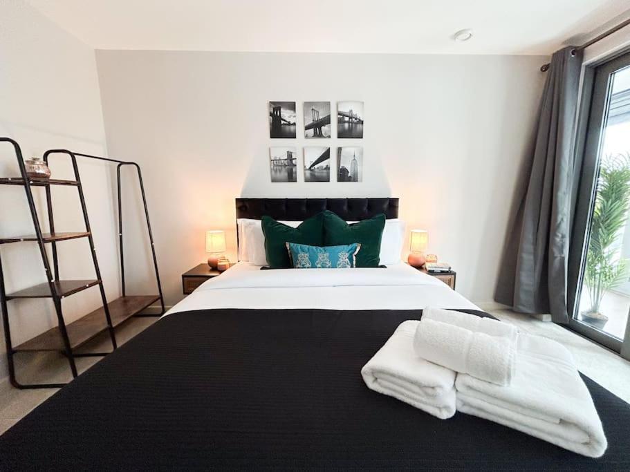 Stylish Urban Sanctuary With Parking Daire Londra Dış mekan fotoğraf