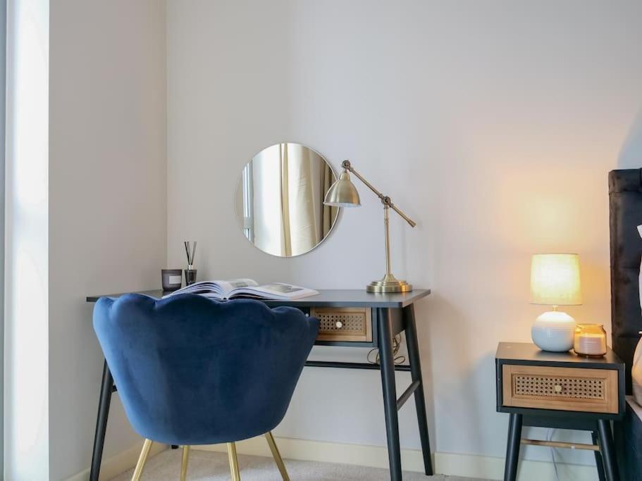 Stylish Urban Sanctuary With Parking Daire Londra Dış mekan fotoğraf