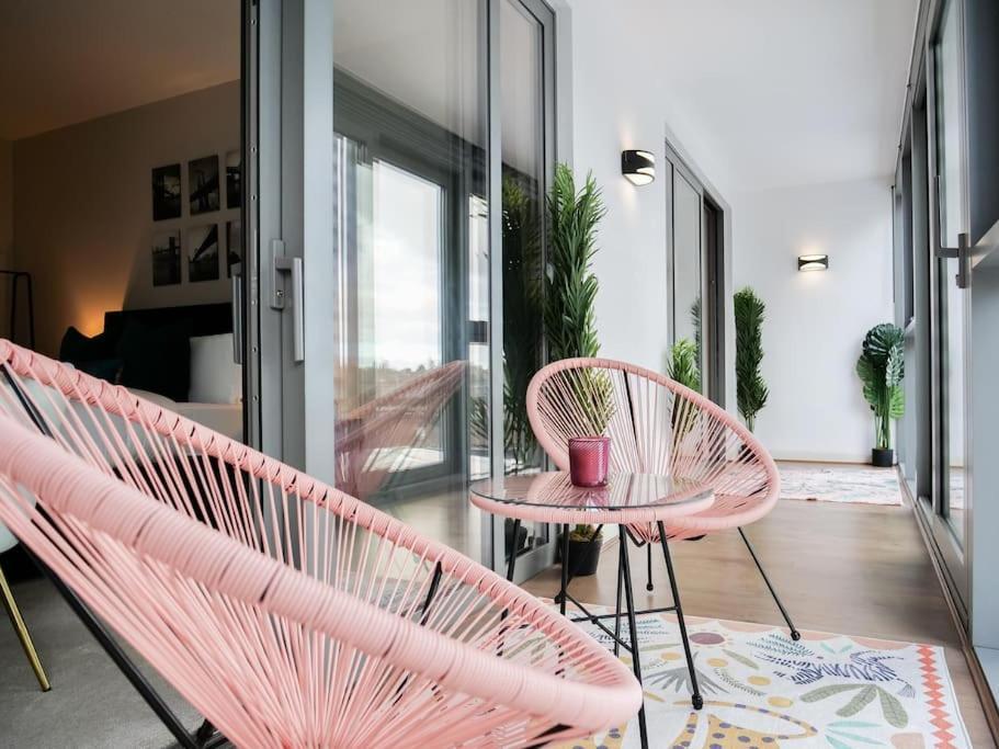 Stylish Urban Sanctuary With Parking Daire Londra Dış mekan fotoğraf