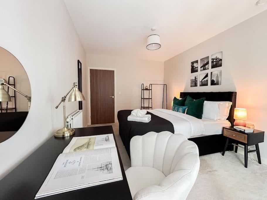 Stylish Urban Sanctuary With Parking Daire Londra Dış mekan fotoğraf