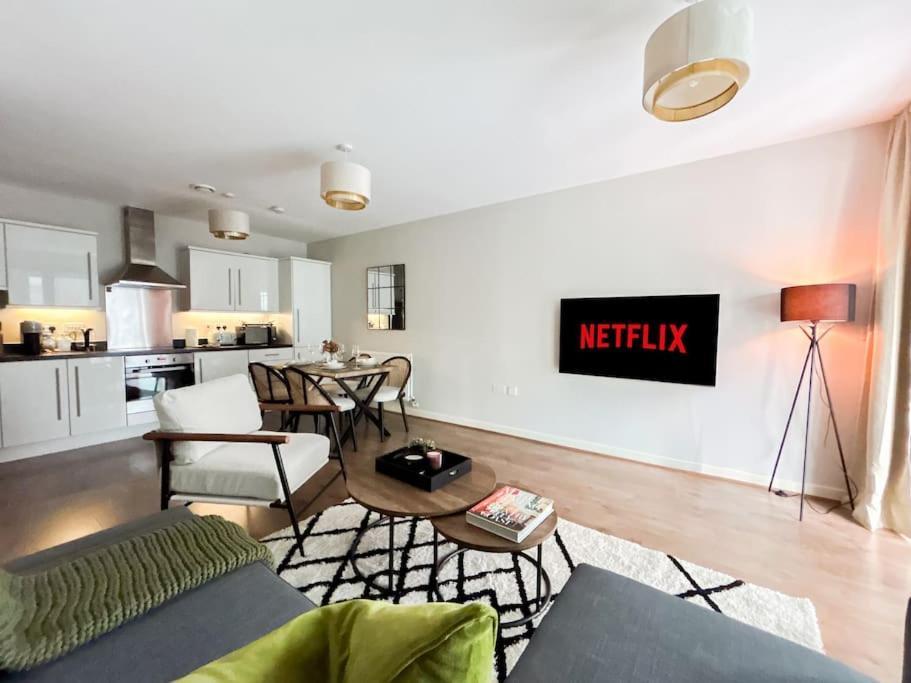 Stylish Urban Sanctuary With Parking Daire Londra Dış mekan fotoğraf