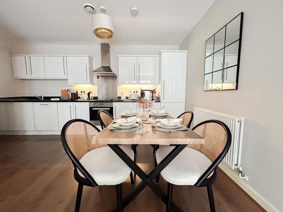 Stylish Urban Sanctuary With Parking Daire Londra Dış mekan fotoğraf