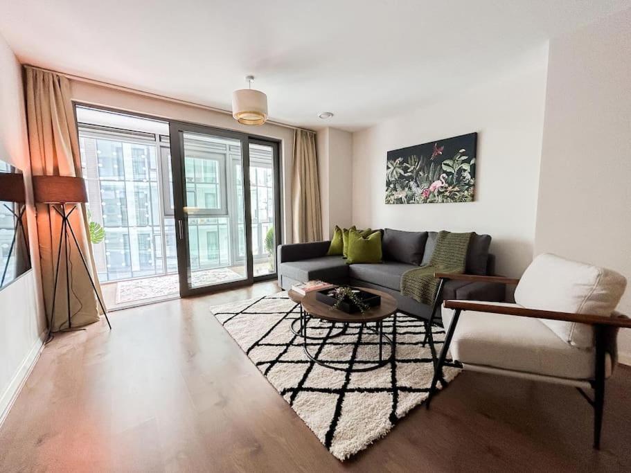 Stylish Urban Sanctuary With Parking Daire Londra Dış mekan fotoğraf
