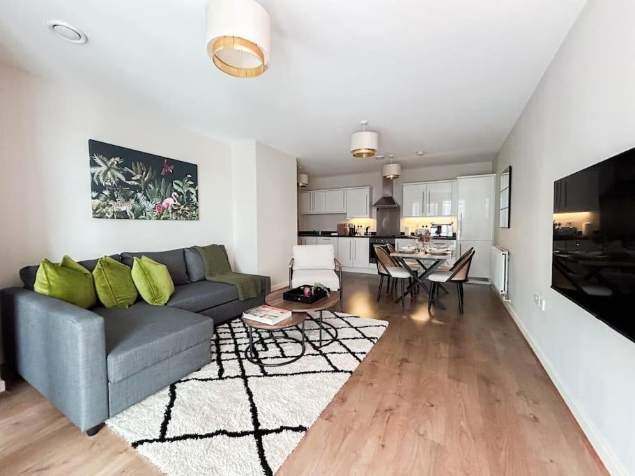 Stylish Urban Sanctuary With Parking Daire Londra Dış mekan fotoğraf
