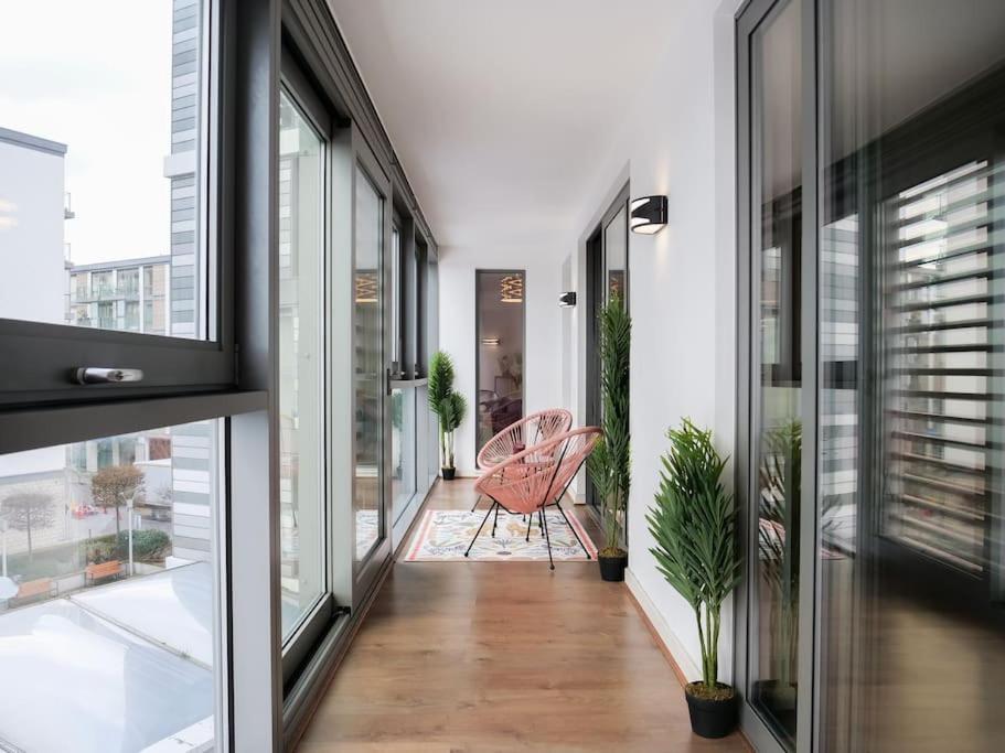 Stylish Urban Sanctuary With Parking Daire Londra Dış mekan fotoğraf