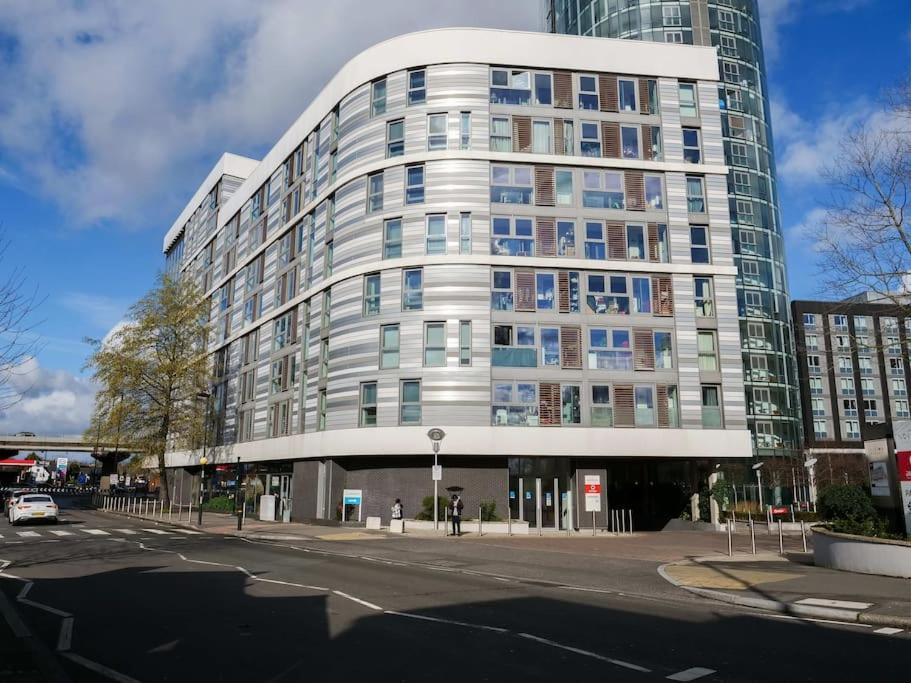Stylish Urban Sanctuary With Parking Daire Londra Dış mekan fotoğraf