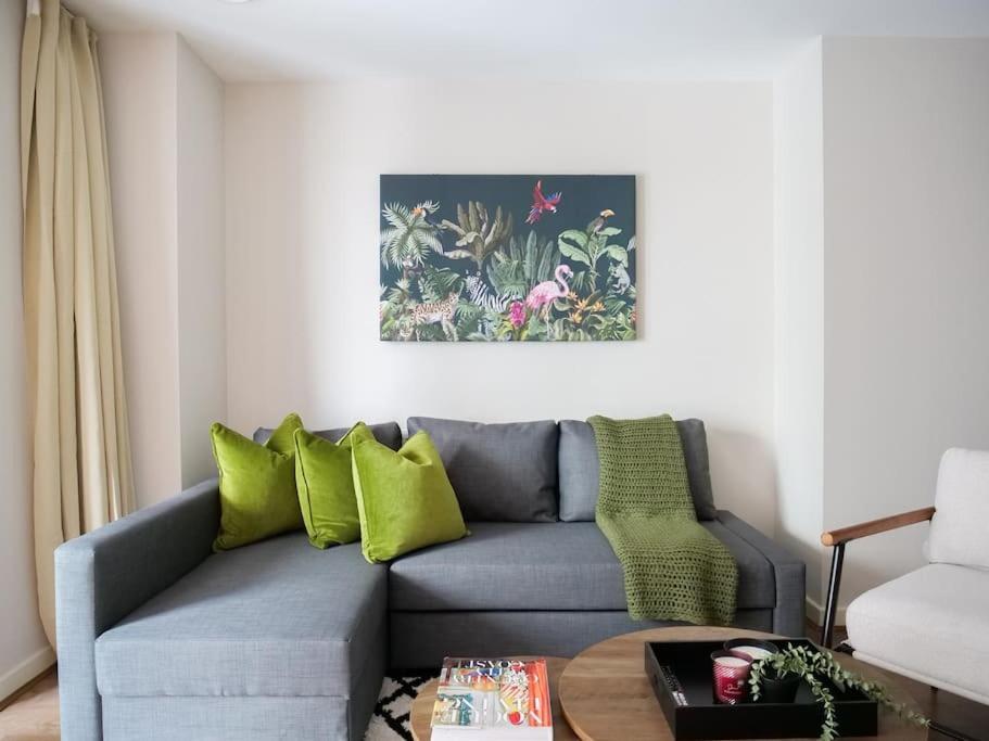 Stylish Urban Sanctuary With Parking Daire Londra Dış mekan fotoğraf