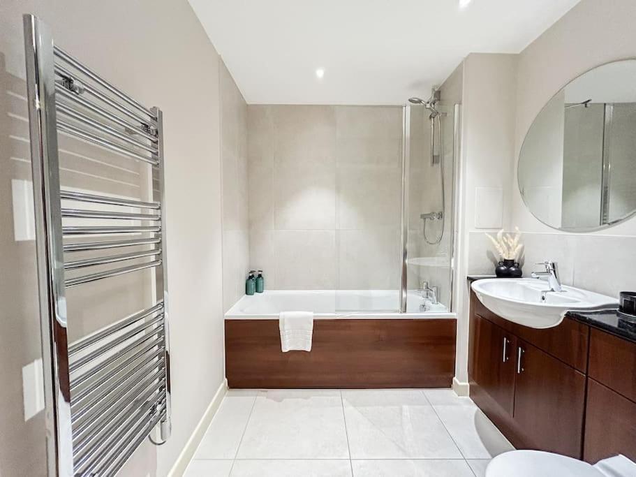 Stylish Urban Sanctuary With Parking Daire Londra Dış mekan fotoğraf