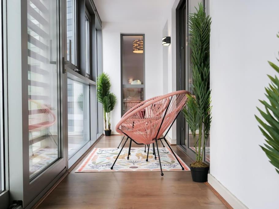 Stylish Urban Sanctuary With Parking Daire Londra Dış mekan fotoğraf