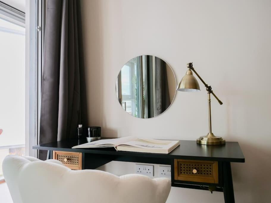 Stylish Urban Sanctuary With Parking Daire Londra Dış mekan fotoğraf