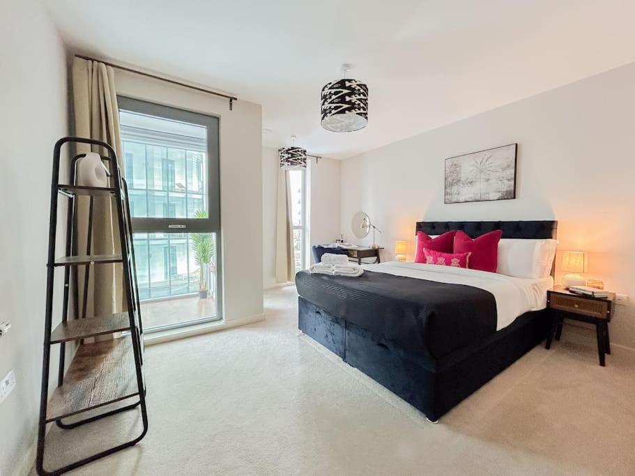 Stylish Urban Sanctuary With Parking Daire Londra Dış mekan fotoğraf