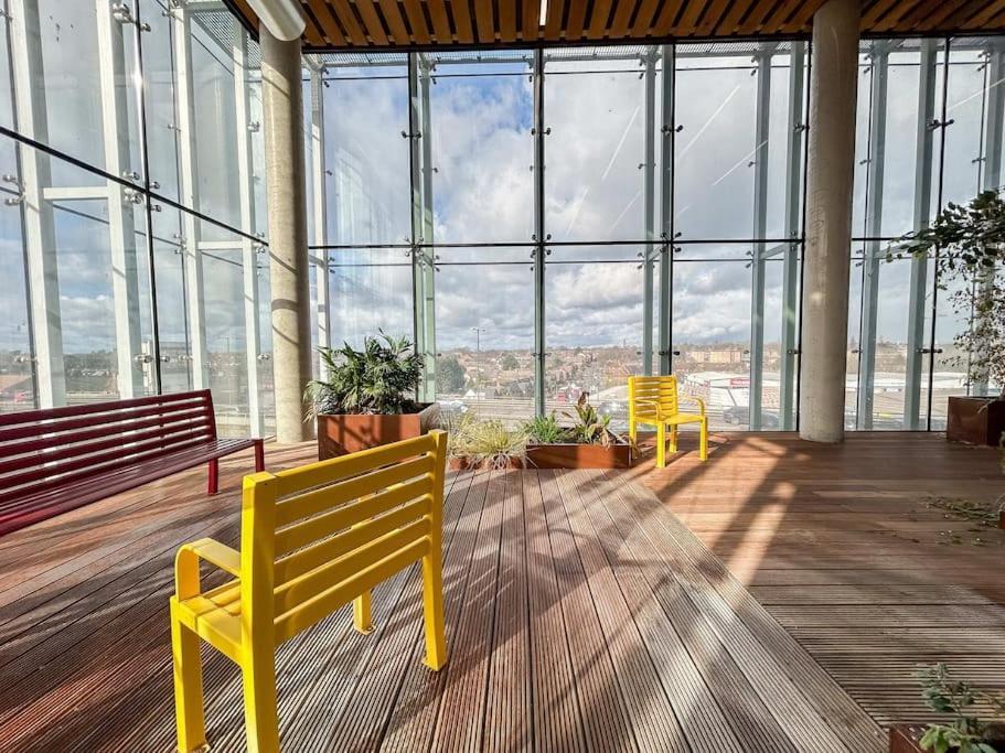 Stylish Urban Sanctuary With Parking Daire Londra Dış mekan fotoğraf